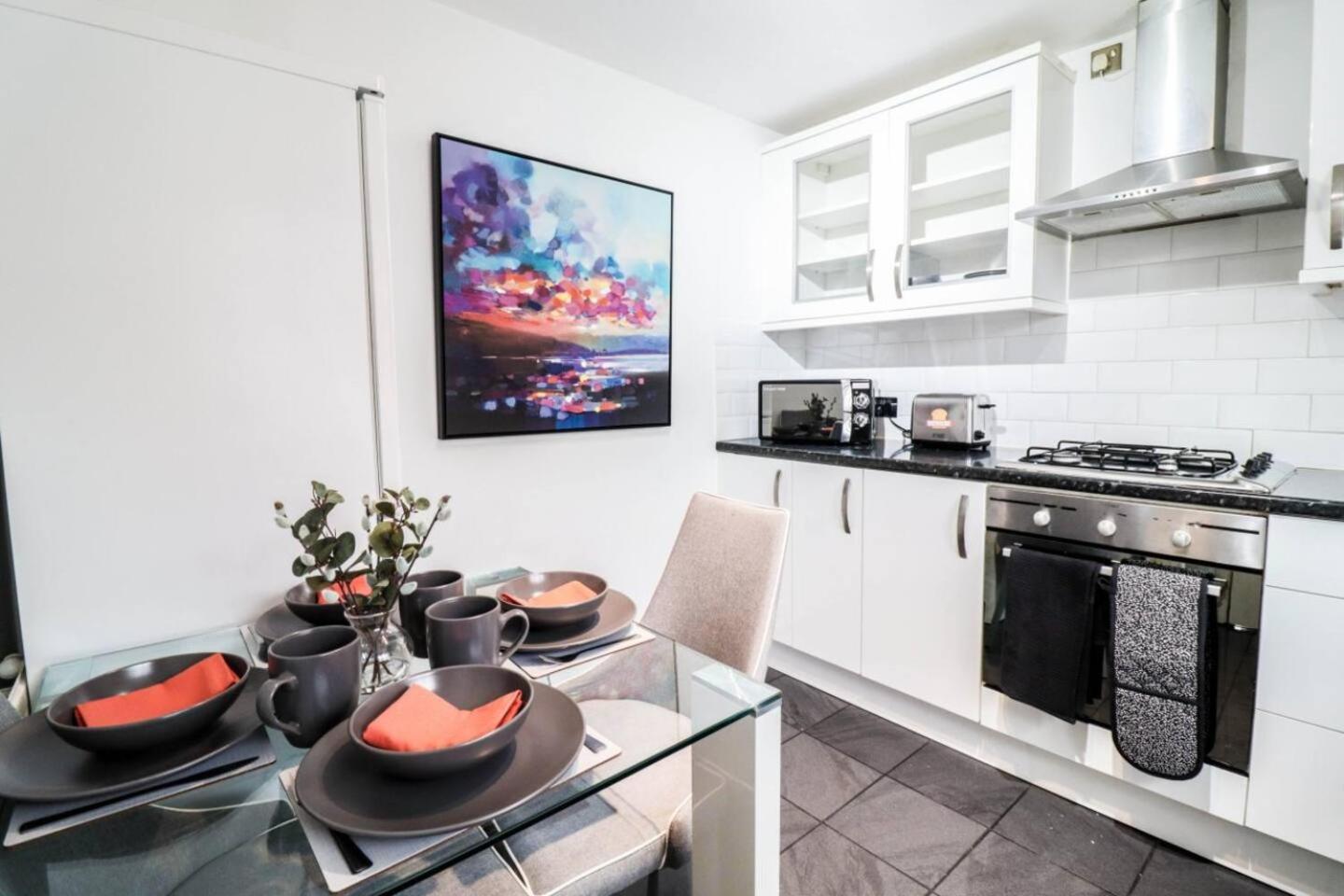 Modern 2br Flat In Bentley House Londra
