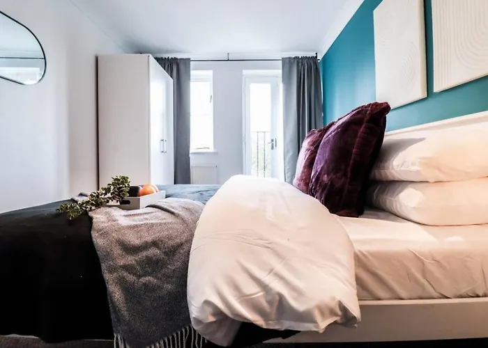 Modern 2Br Flat In Bentley House